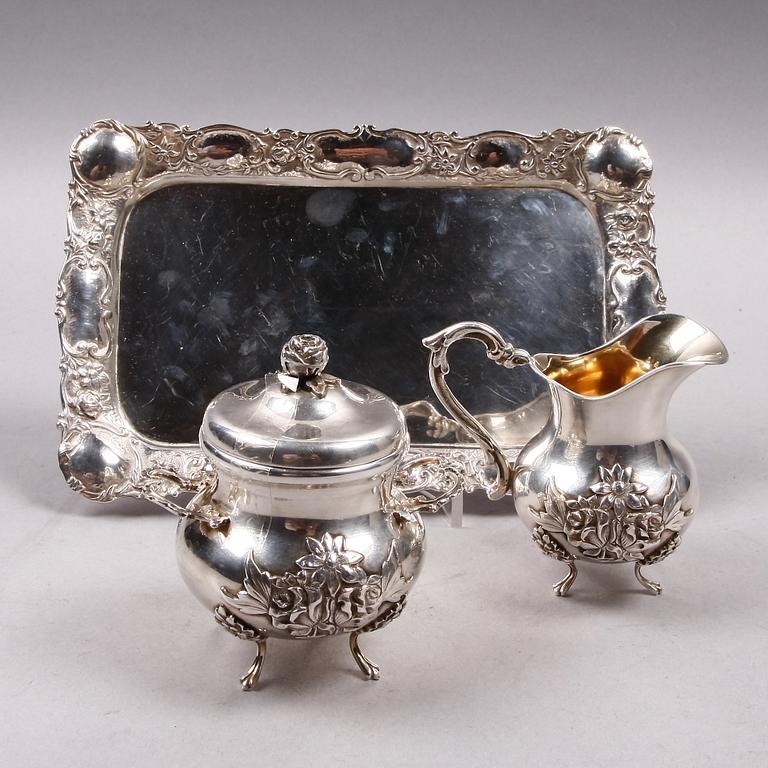 SOCKERSKÅL, GRÄDDKANNA SAMT BRICKA, silver. Rokokostil. Tyskland resp GEWE, 1900-talets senare del.