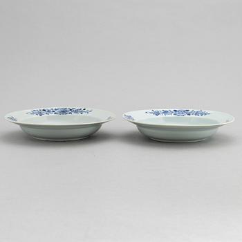 Tallrikar, 2 st, kompaniporslin, Kina, Qingdynastin, Qianglon (1736-95).