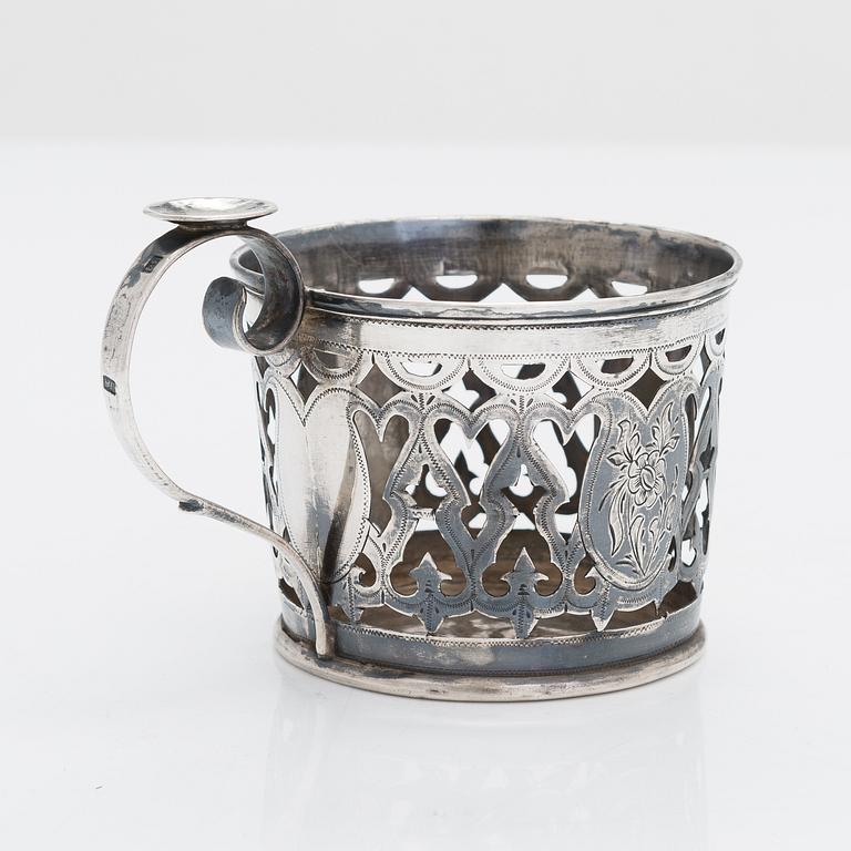 A tea glass holder and five gilt silver tea spoons, Moscow 1863-1886.