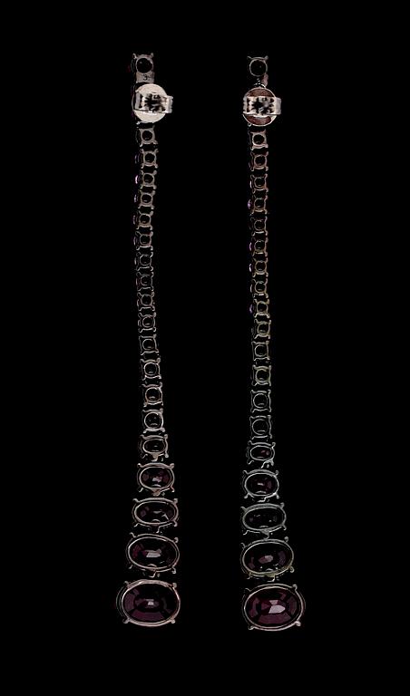 ÖRHÄNGEN, 1 par, 18K svärtat/rhodinerat guld, rosa safirer tot ca 1.25 ct, rubiner tot ca 9.80 ct.