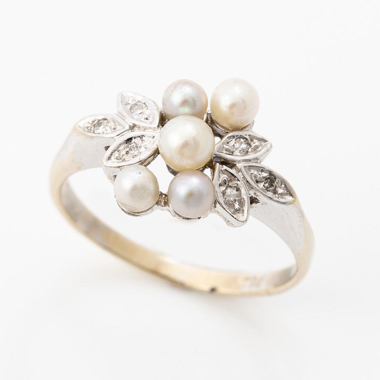 Ring 18K white gold with pearls and octagon-cut diamonds.