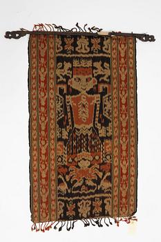 A semi-antique Sumba Ikat Hinggi, Indonesia. Ca 98 x 57 cm.