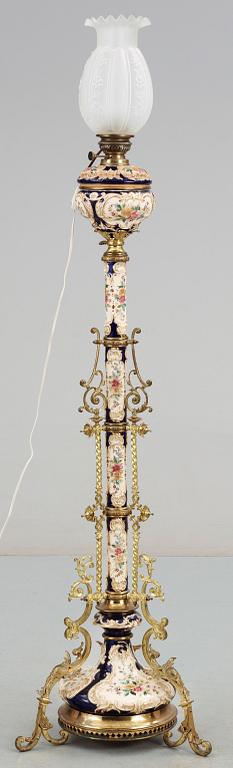 GOLVFOTOGENLAMPA, majolika, 1800/1900-tal.