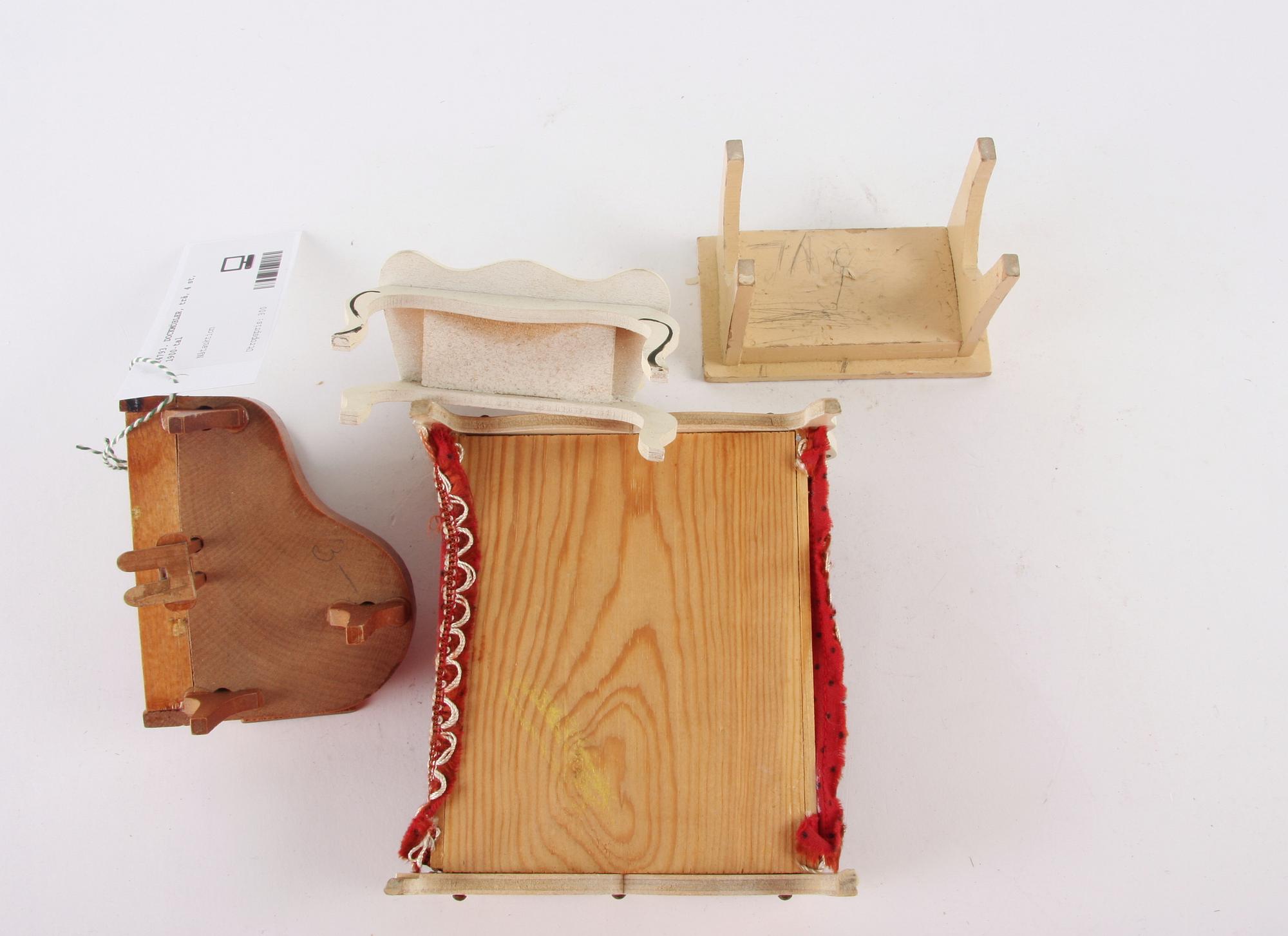 DOCKMÖBLER, trä, 4 st, 1900-tal.