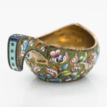 Kåsa, förgyllt silver och cloisonné-emalj, Moskva 1908-26.