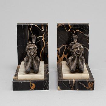 BOKSTÖD, ett par, patinerad metall och marmor, art déco, 1930-tal.