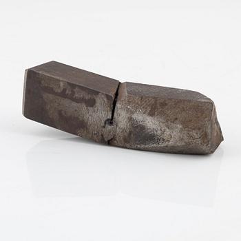 Richard Nonas, skulptur, järn med medföljande teckning blyerts på grafisk grund, signerad och daterad 82.