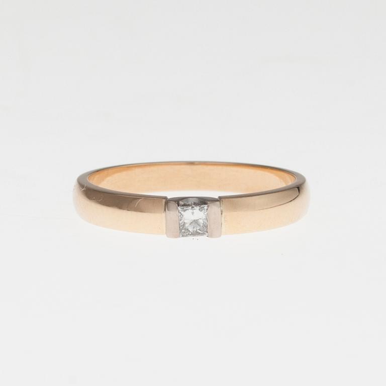 RING, 18K guld, princesslipad diamant, ca 0,10 ct. Vikt 3,6 g. Kultakeskus 2001.