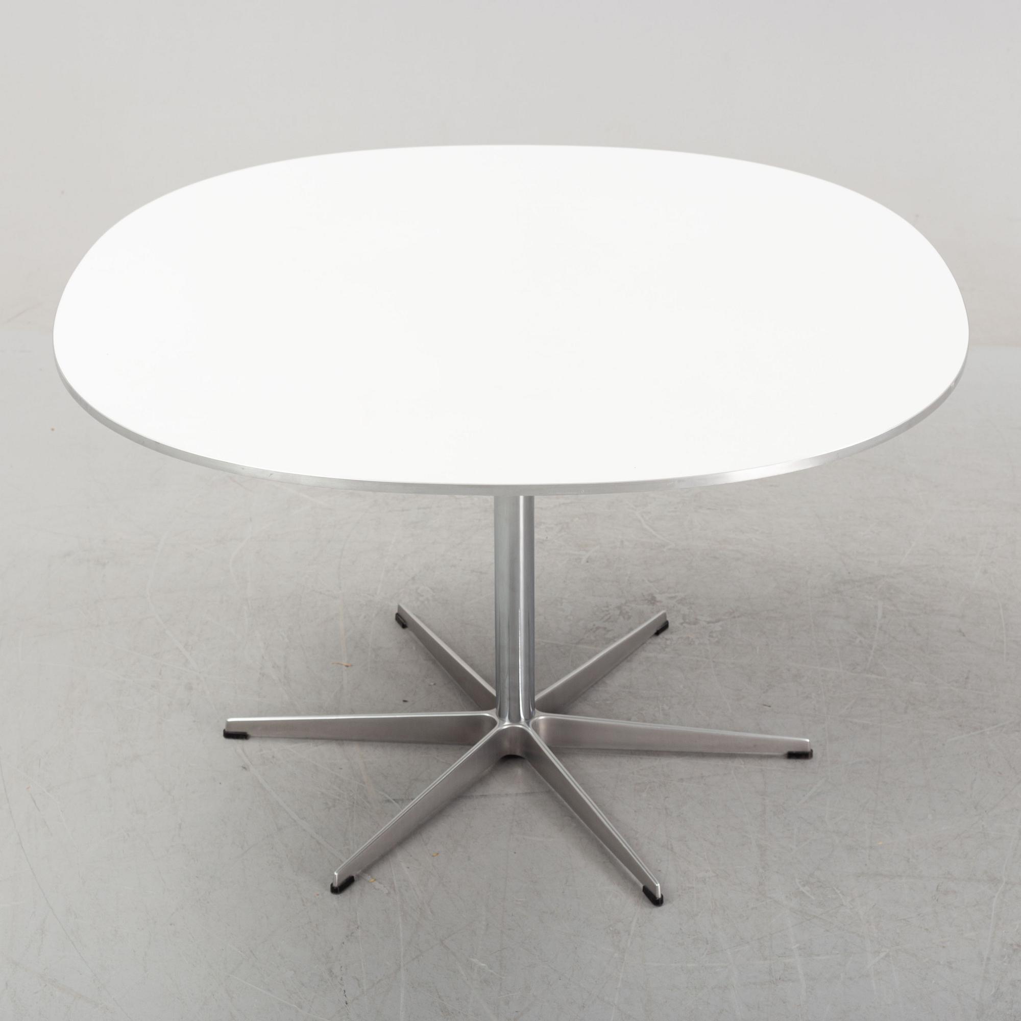 Arne Jacobsen, Bruno Mathsson & Piet Hein, a 'Supercircular' dining table from Fritz Hansen, designed 1968.