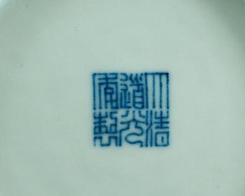 SKÅL, porslin. Kina, 1900-tal. Med Daoguangs sigillmärke.