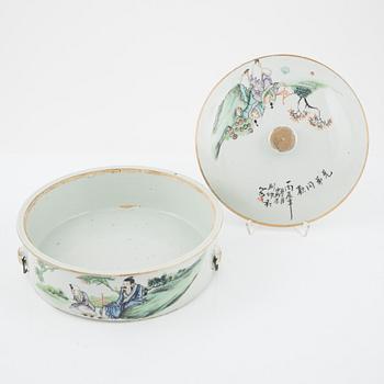 A Chinese tureen with cover, 20th Century.