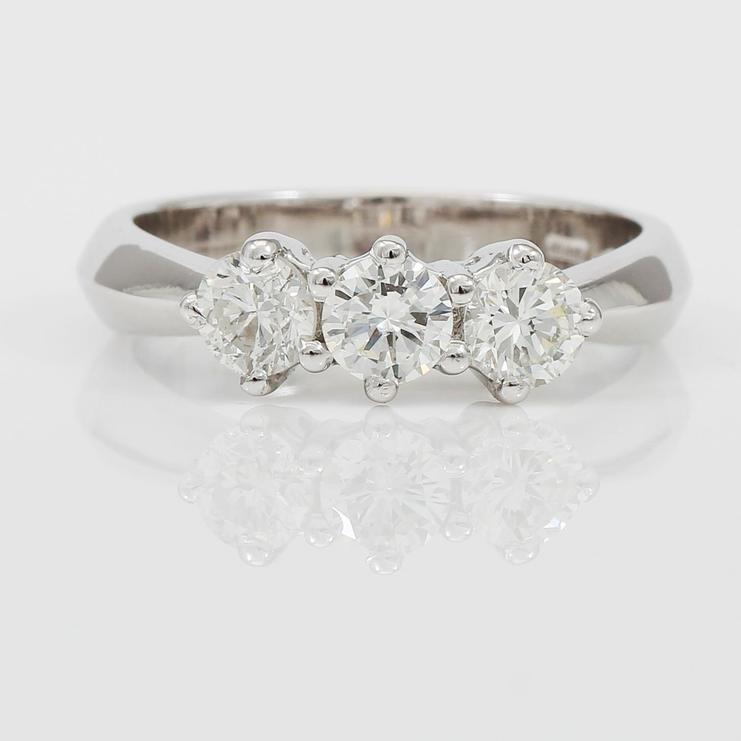 RING, briljantslipade diamanter totalt ca 0,95 ct.