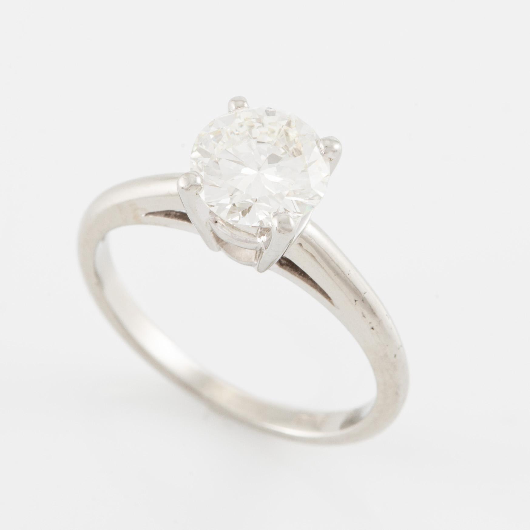 Ring, solitaire ring, 18K white gold with a brilliant-cut diamond approximately 1 ct.