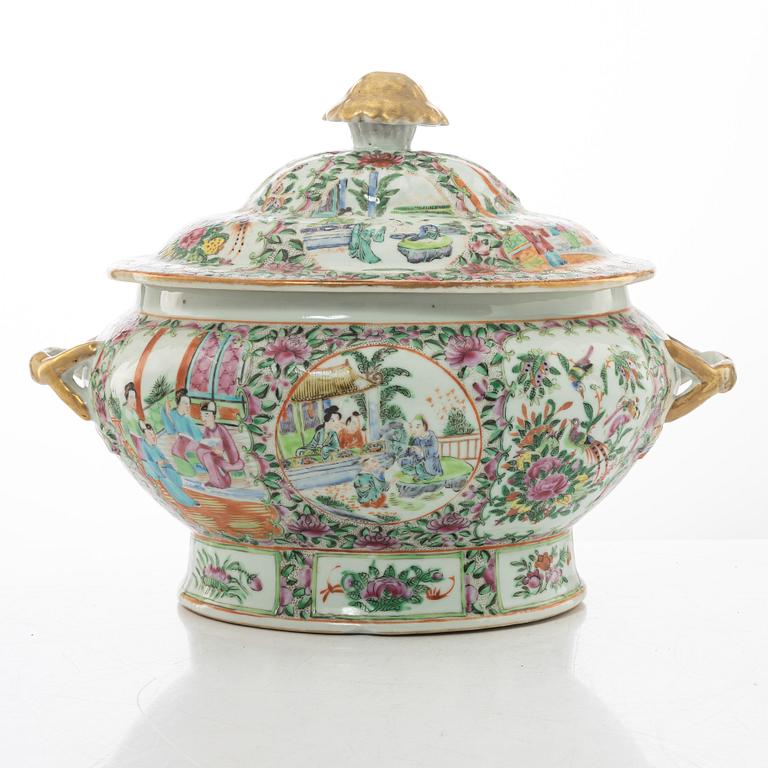 A large Chinese famille rose porcelain Canton tureen with cover, Qing dynasty, 19th century.