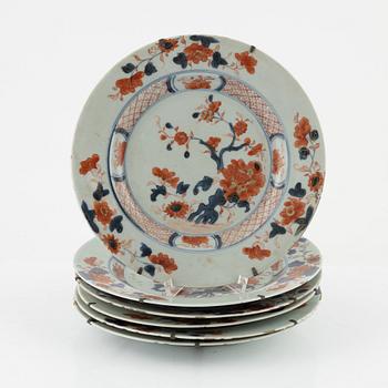 Six Imari plates, china, 18th century.