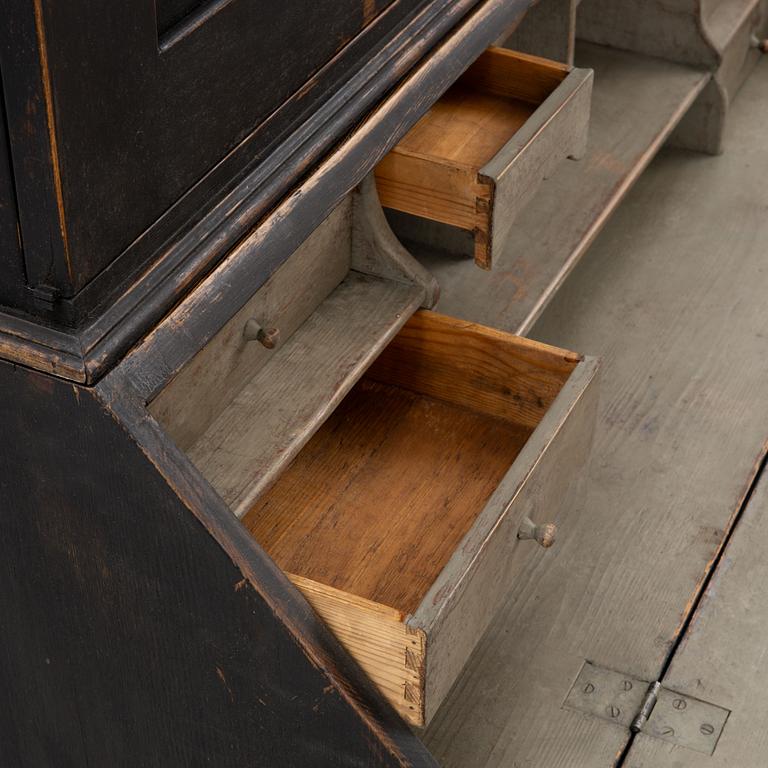 A writing cabinet, 18th/19th century.