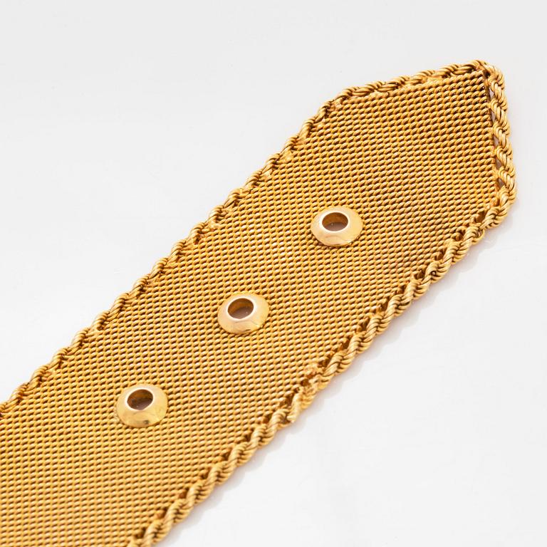 An 18K gold buckle bracelet.