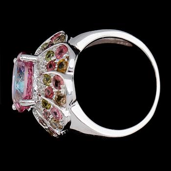 RING, sterlingsilver, färgad rosatonad topas ca 3.50 ct och olikfärgade tumaliner tot ca 3.00 ct.