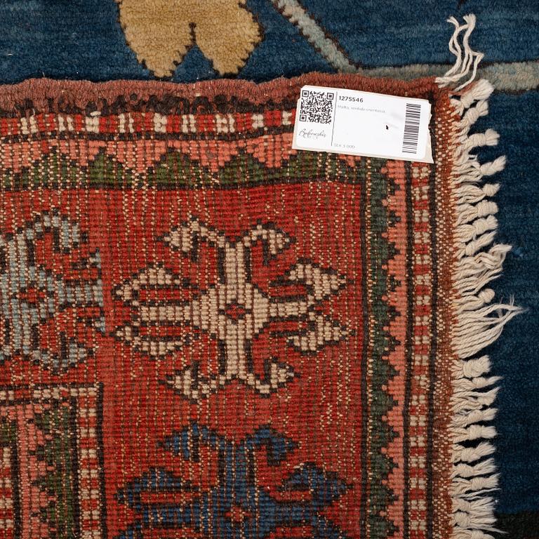 Matto, an Oriental, ca 302-307 x 181,5-194 cm (as well as 1-2 cm flat weave at the ends).