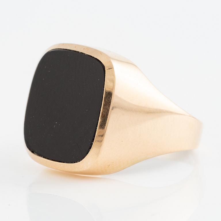 Ring, signet ring, 18K gold with onyx.