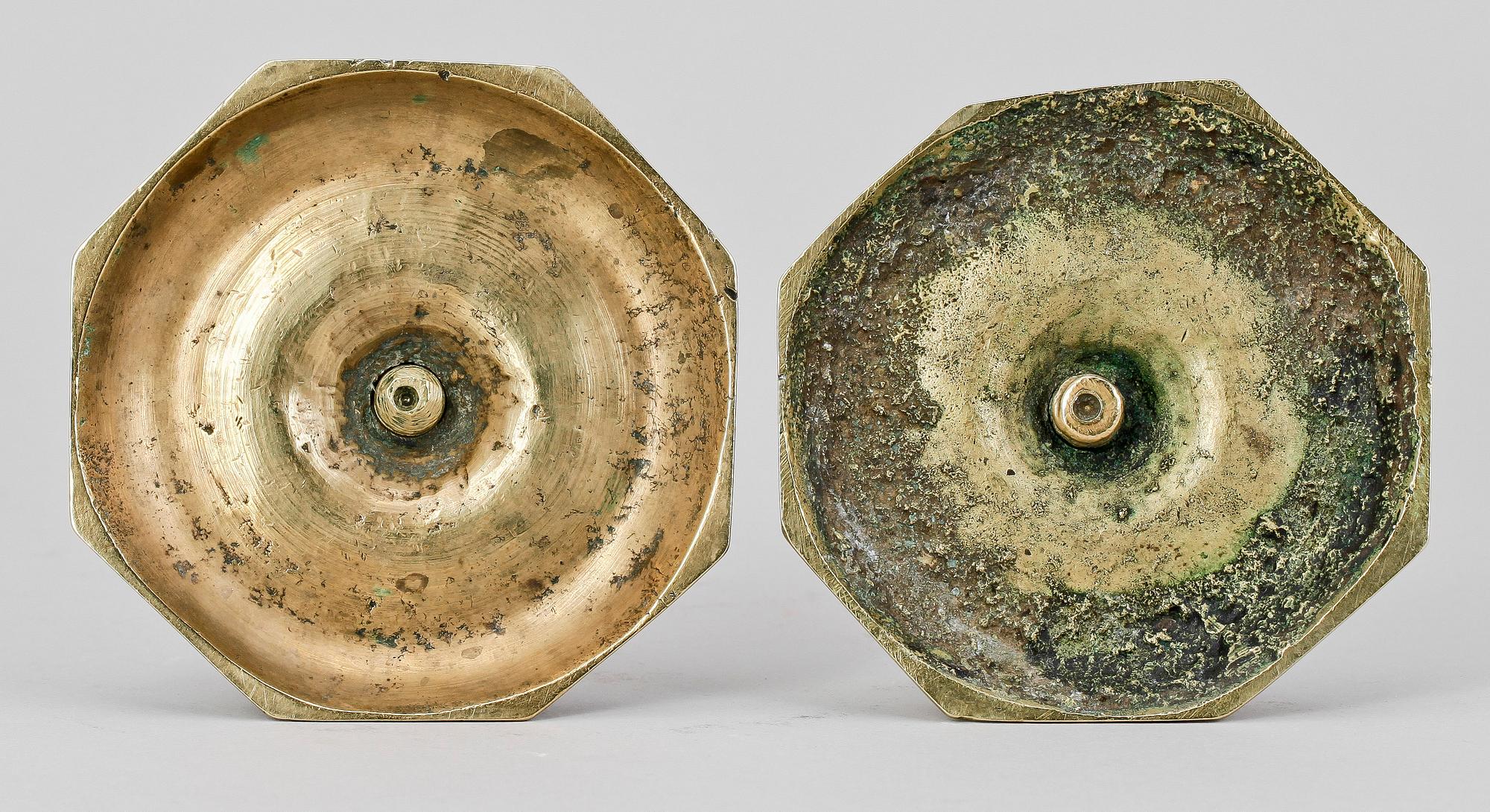 LJUSSTAKAR, ett par, mässing, senbarock, 1700-talets mitt.