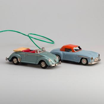 LEKSAKSBILAR, 2 stycken, plåt, Japan, 1950/60-tal.
