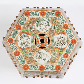 A Chinese Canton porcelain garden seat, around 1900.