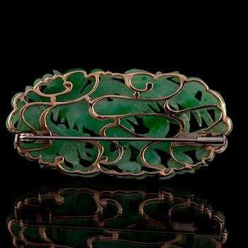 BROSCH, 14K guld, jade. Vikt ca 23,9 g.