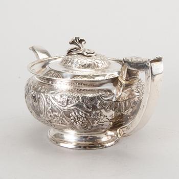 A SILVER TEAPOT DUBLIN 1817.