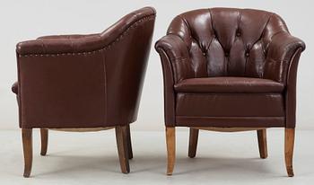 CLUBFÅTÖLJER, ett par, 1900-talets första hälft.