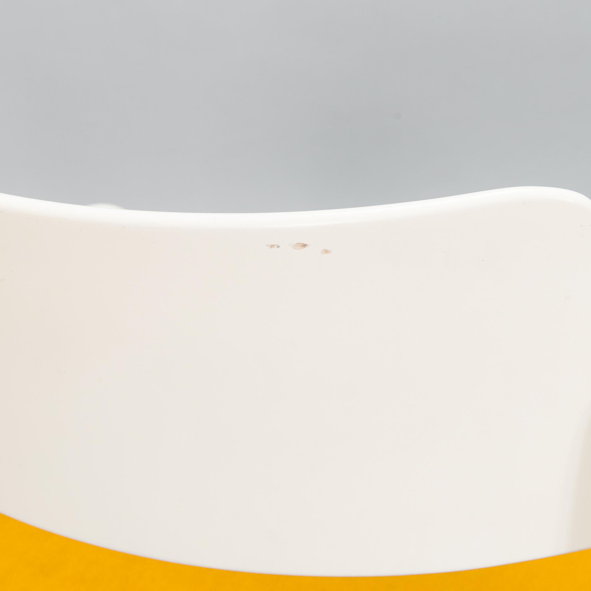Eero Aarnio, A 1970's dinner table and four chairs "Flamingo" by Asko.
