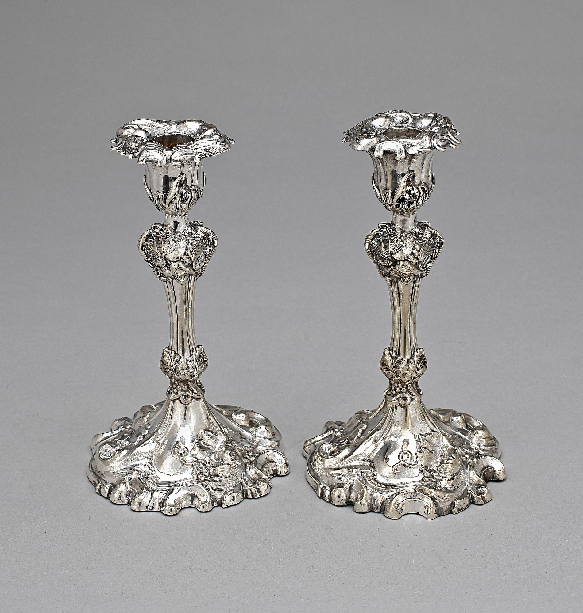 LJUSSTAKAR, ett par, nysilver, AG Dufva, nyrokoko, 1800-talets andra hälft.
