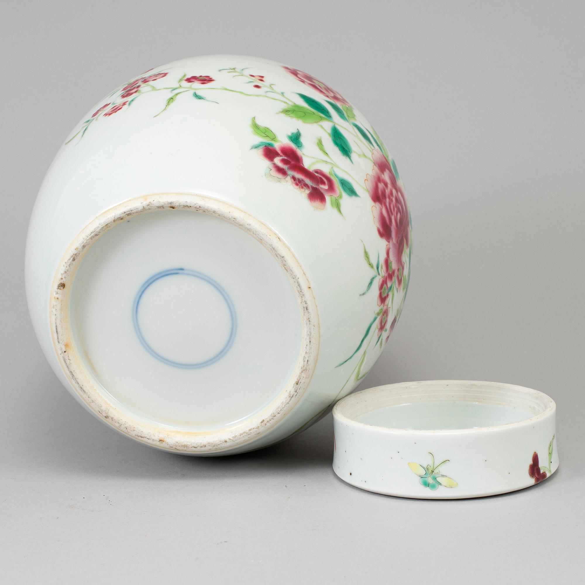 A famille rose jar with cover, Qing dynasty, late 19th/early 20th century.