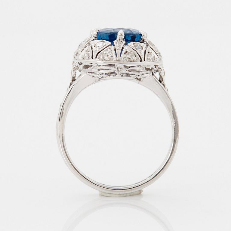 An 18K white gold ring set with a faceted sapphire.