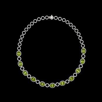 197. COLLIER, fasettslipade peridoter, 31.78 ct samt briljantslipade diamanter, tot. 2.91 ct.