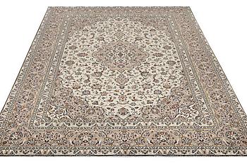 A carpet, Kashan, ca 341 x 240 cm.