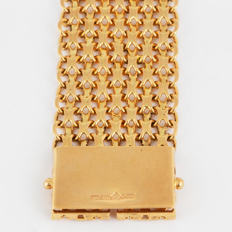 18K gold bracelet.