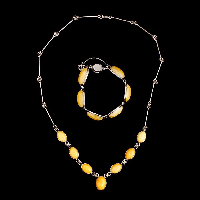 HALSBAND SAMT ARMBAND, gul bärnsten och silver, 1900-talets andra hälft.