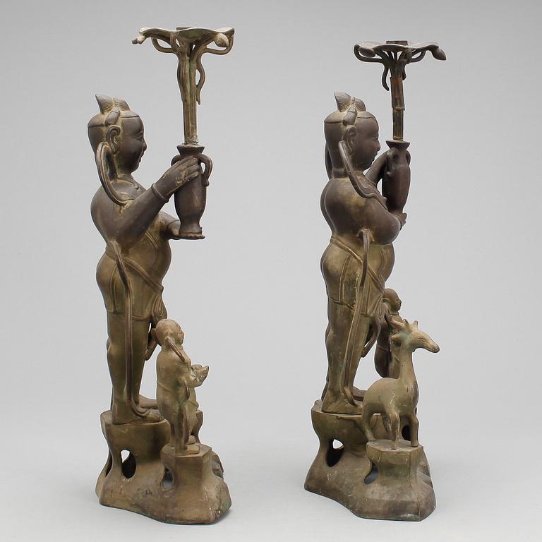 FIGURINER, 2 st, brons, Kina omkring 1900.