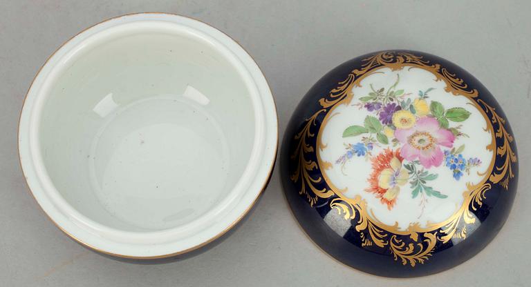 VAS samt DOSA, porslin Meissen 1900-tal.