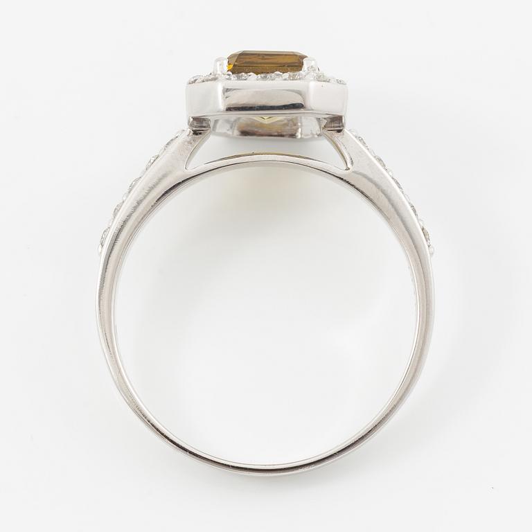 Ring 14K vitguld med turmalin och briljantslipade diamanter.