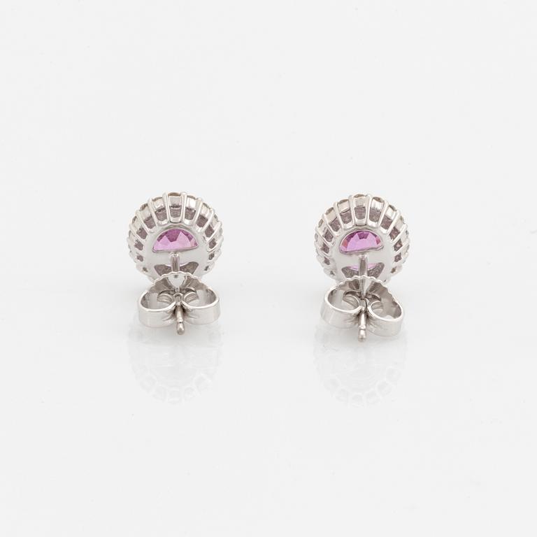 Örhängen med rosa safirer och briljantslipade diamanter.