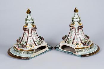 KONSOLER, 1 par, majolika, 1800-talets senare del.