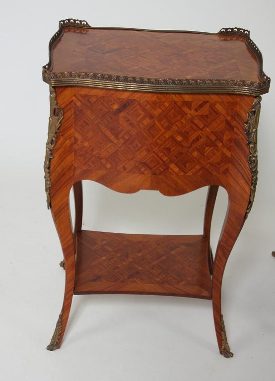 BYRÅAR, ett par, rokokostil.