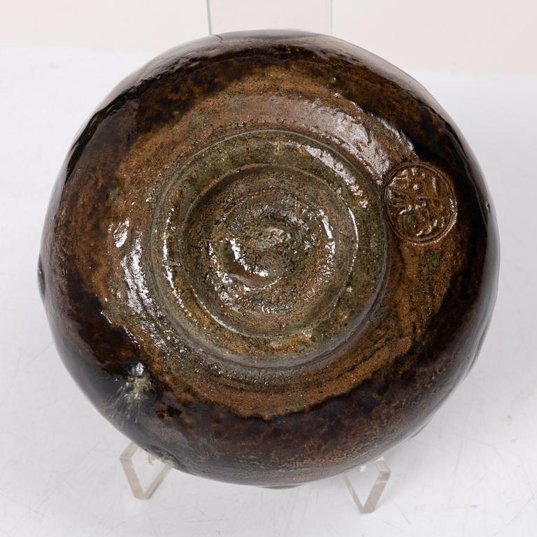 Teskål, 'Chawan' 茶碗, raku-keramik, s.k. 'ohhi ware', Japan, med signerad tomobako 共箱.