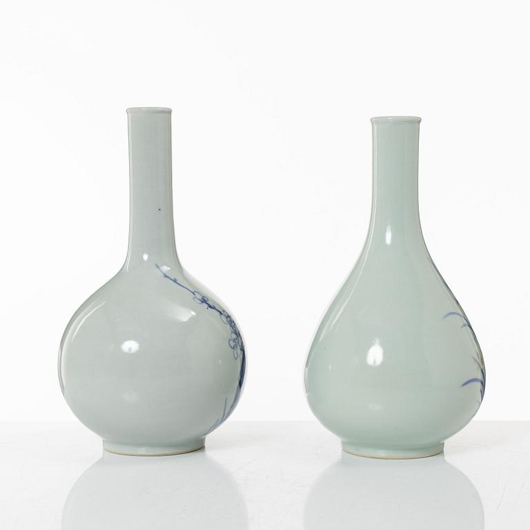 Two porcelain bottles, Japan/Korea, 20th century.