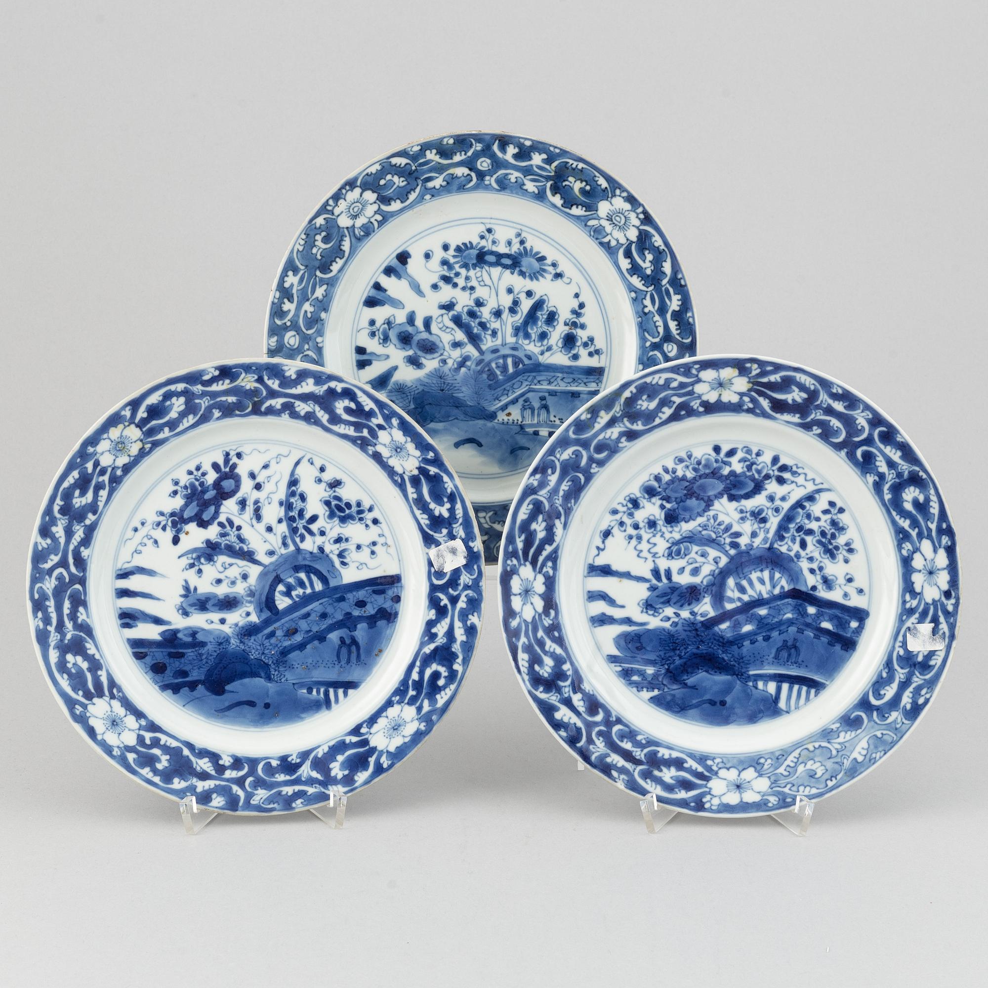 A set with 3 blue and white dinner plates, early 18th Century.