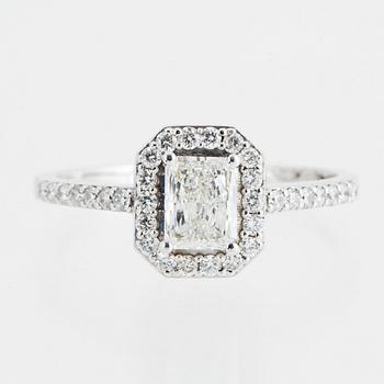 Ring with radiant-cut diamond 0,51 ct with GIA-report.