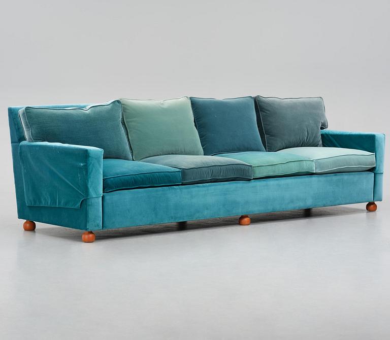 Josef Frank, a sofa model 3031, Firma Svenskt Tenn, 2018.