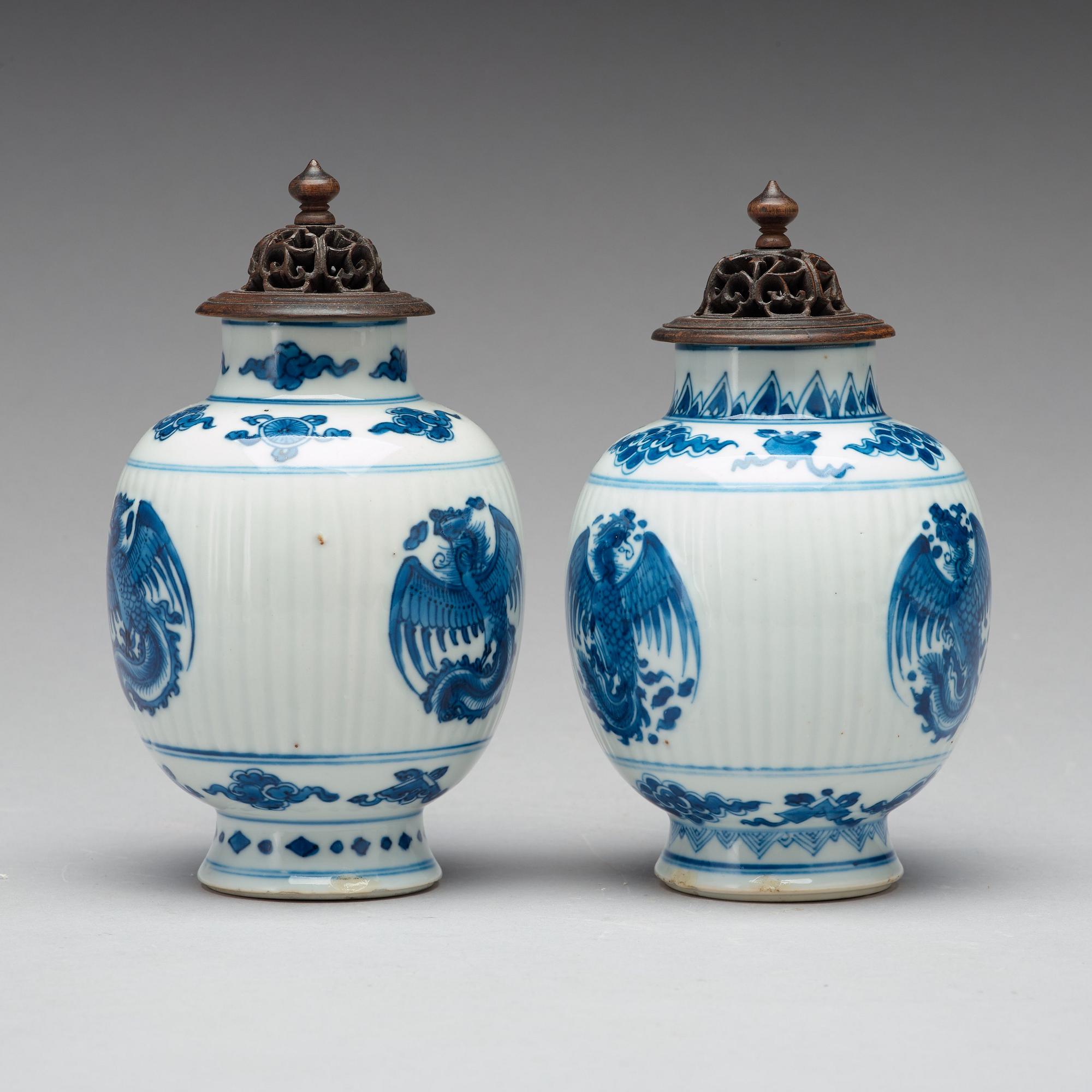 TEKRUKOR, ett par, porslin. Qingdynastin, Kangxi (1662-1722).